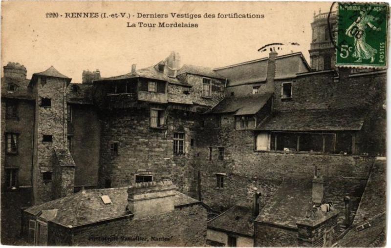Carte postale ancienne Rennes-Derniers Vestiges des fortifications La Tour Mordelaise à Rennes
