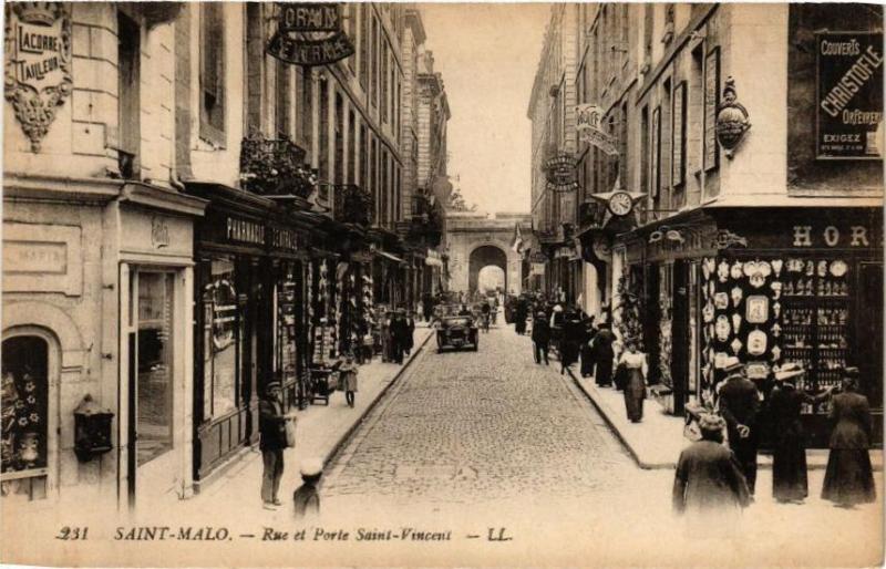 Carte postale ancienne Saint-Malo - Rue et Porte Saint-Vincent à Saint-Malo