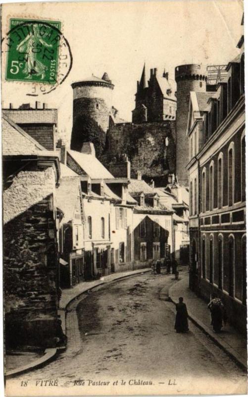 Carte postale ancienne Vitre - Rue Pasteur et le Chateau à Vitré