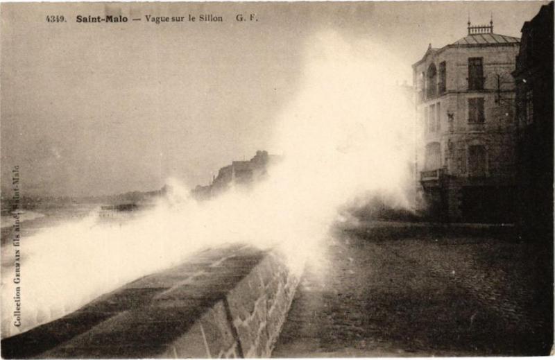 Carte postale ancienne Saint-Malo - Vague sur le Sillon à Saint-Malo