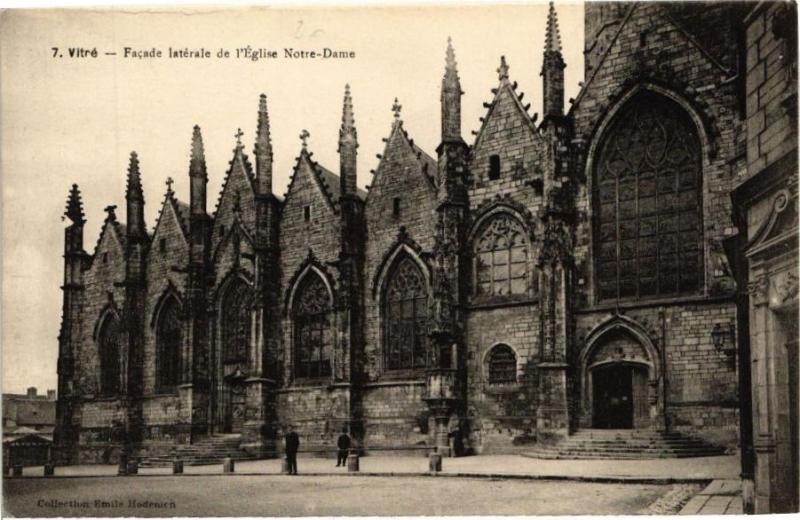 Carte postale ancienne Vitre - Facade latérale de l'Eglise Notre-Dame à Vitré