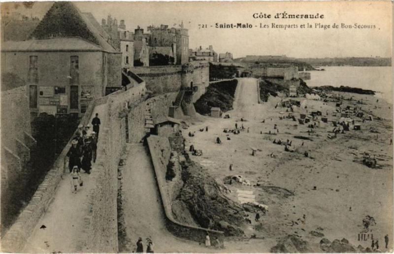 Carte postale ancienne Cote d'Emaraude - Saint-Malo - Le Remparts et la Plage de Bon-Secours à Saint-Malo