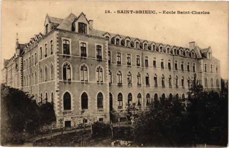 Carte postale ancienne Saint-Brieuc-Ecole Saint-Charles à Saint-Brieuc