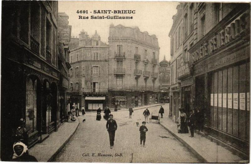 Carte postale ancienne Saint-Brieuc-Rue Saint-Guillaume à Saint-Brieuc