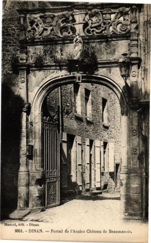 Carte postale ancienne Dinan - Portail de l'Ancien Chateau de Beaumanoir à Dinan