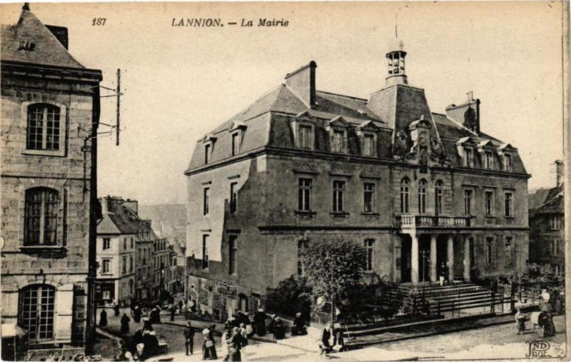 Carte postale ancienne Lannion - La Mairie à Lannion