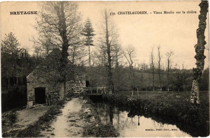 Carte postale ancienne Chatelaudren-Vieux Moulin sur la riviere