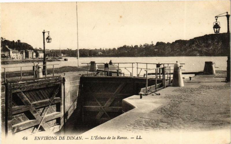 Carte postale ancienne Dinan - L'Ecluse de la Rance à Dinan
