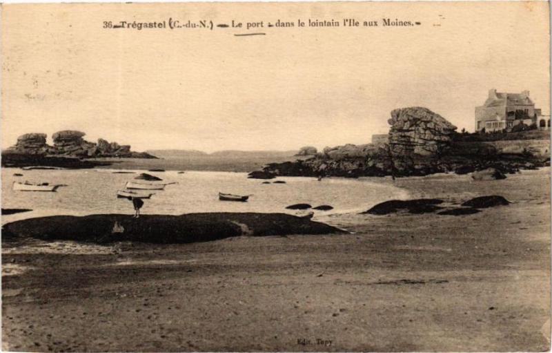 Carte postale ancienne Tregastel - Le port - dans le lointain l'Ile aux Moines à Trégastel