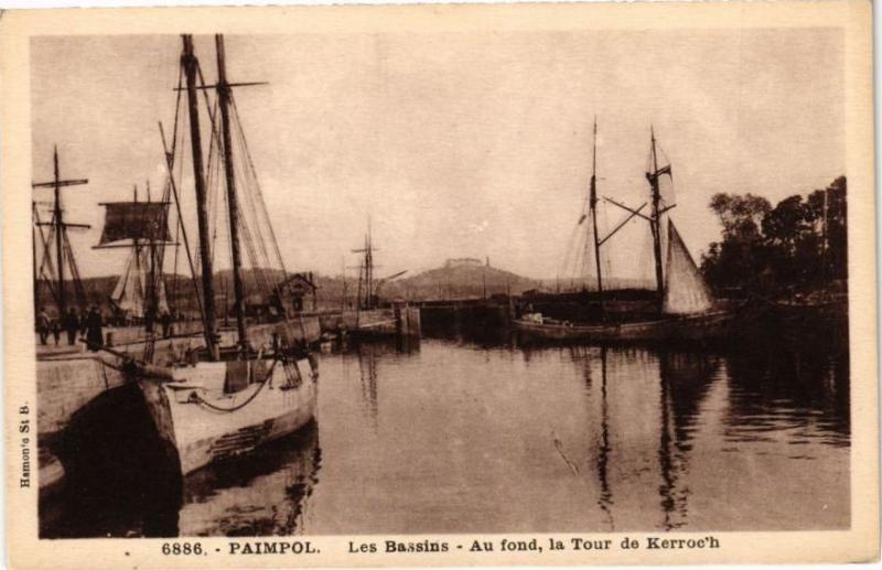 Carte postale ancienne Paimpol - Les Bassins - Au fond la Tour de Kerroc'h à Paimpol