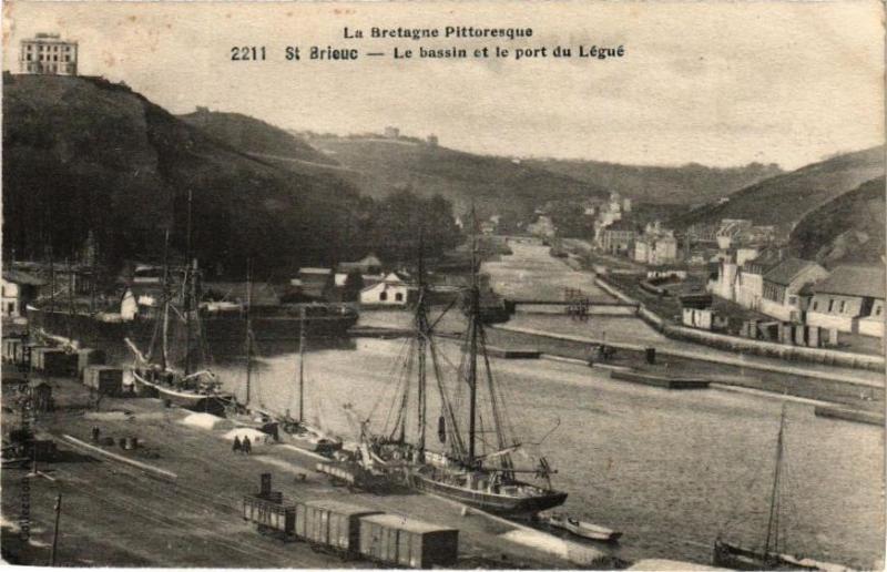 Carte postale ancienne La Bretagne Pittoresque Saint-Brieuc Le bassin et le port du Légue à Saint-Brieuc
