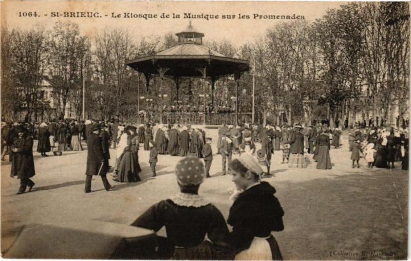 Carte postale ancienne Saint-Brieuc - Le Kiosque de la Musique sur les Promenades à Saint-Brieuc