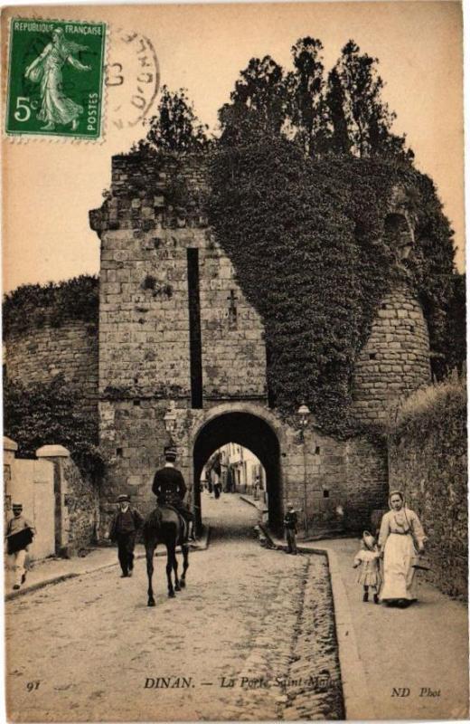 Carte postale ancienne Dinan - La Porte Saint-Malo à Dinan