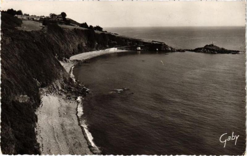 Carte postale ancienne Binic - Plage et Pointe du Corps de Garde