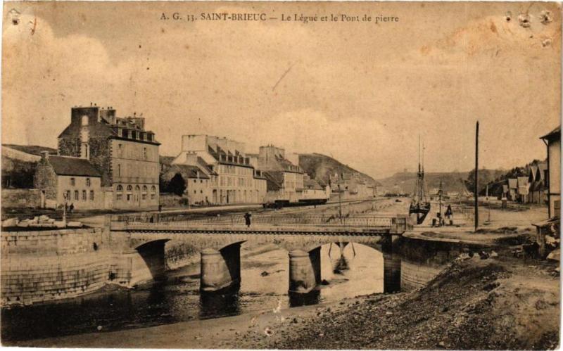 Carte postale ancienne Saint-Brieuc-Le Légué et le Pont de pierre à Saint-Brieuc