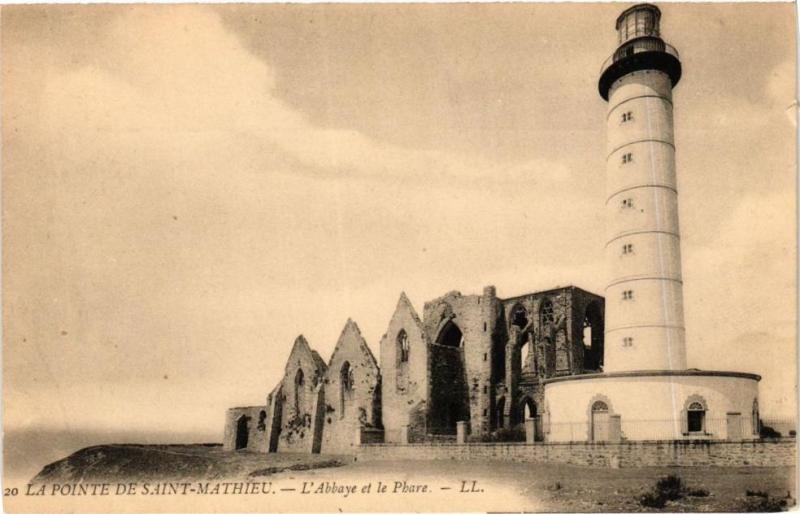 Carte postale ancienne La Pointe de Saint-Mathieu-L'Abbaye et le Phare