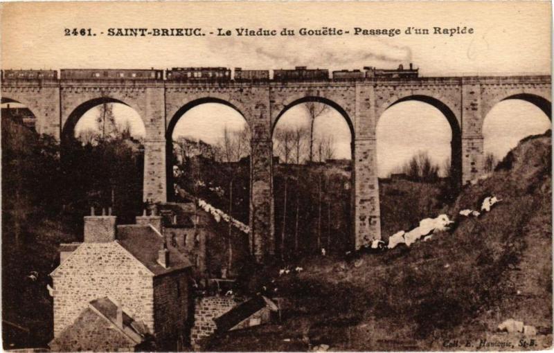 Carte postale ancienne Saint-Brieuc-Le Viaduc du Gouetic-Passage d'un Rapide à Saint-Brieuc