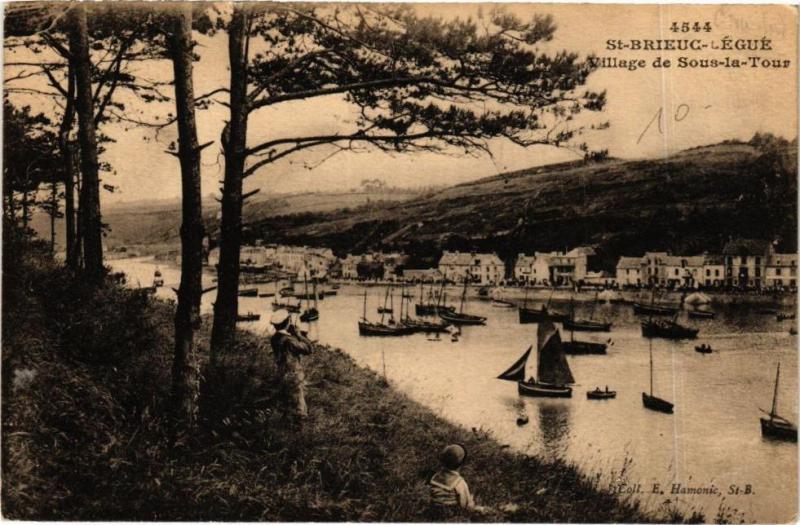 Carte postale ancienne Saint-Brieuc-Léguéé-Village de Sous la Tour à Saint-Brieuc