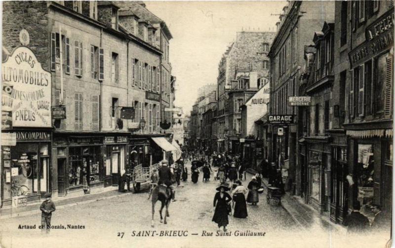 Carte postale ancienne Saint-Brieuc-Rue Saint-Guillaume à Saint-Brieuc