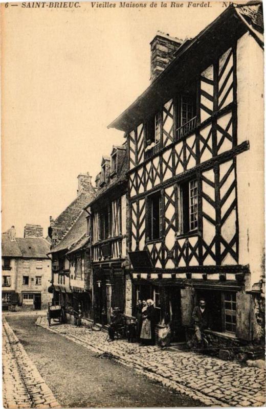 Carte postale ancienne Saint-Brieuc-Vieilles Maisons de la Rue Fardel à Saint-Brieuc