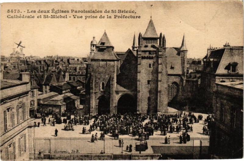 Carte postale ancienne Les deux Eglises Paroissiales de Saint-Brieuc-Cathédrale et Saint-Michel à Saint-Brieuc