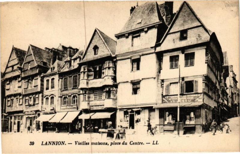 Carte postale ancienne Lannion - Vieilles maisons place du Centre à Lannion