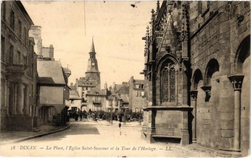 Carte postale ancienne Dinan - La Place - 'Eglise Saint-Sauveur et la Tour de l'Horloge à Dinan