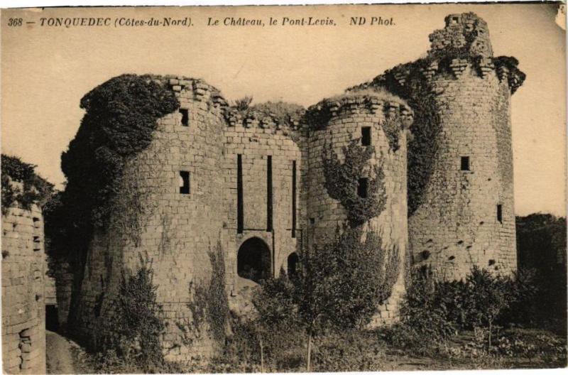 Carte postale ancienne Tonquedec-Le Chateau le Pont Levis à Tonquédec