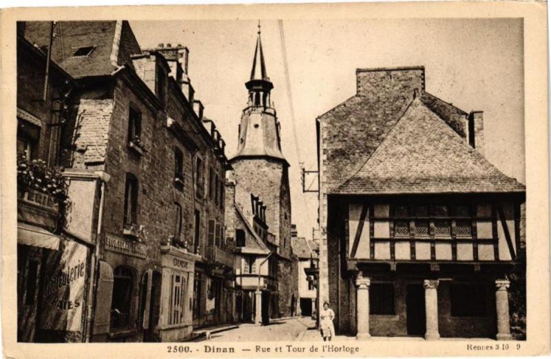 Carte postale ancienne Dinan - Rue et Tour de l'Horloge à Dinan
