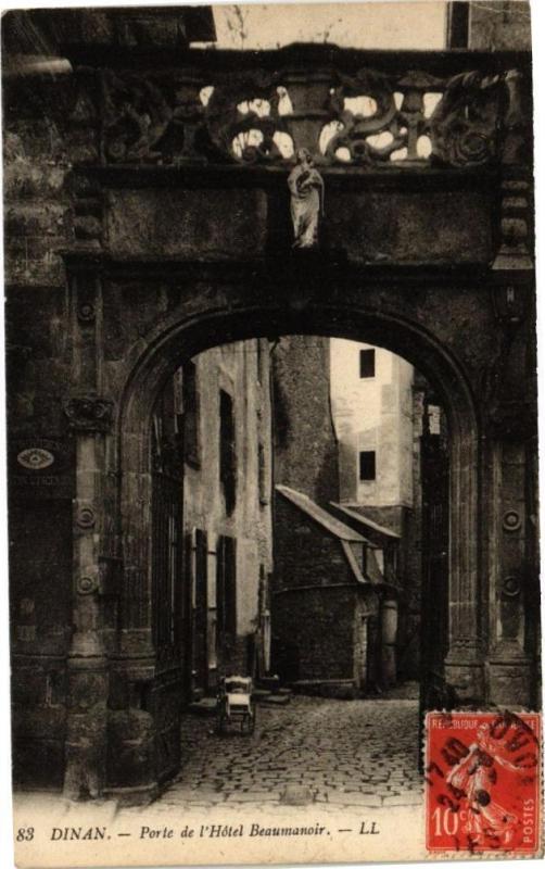Carte postale ancienne Dinan - Porte de l'Hoel Beaumanoir à Dinan