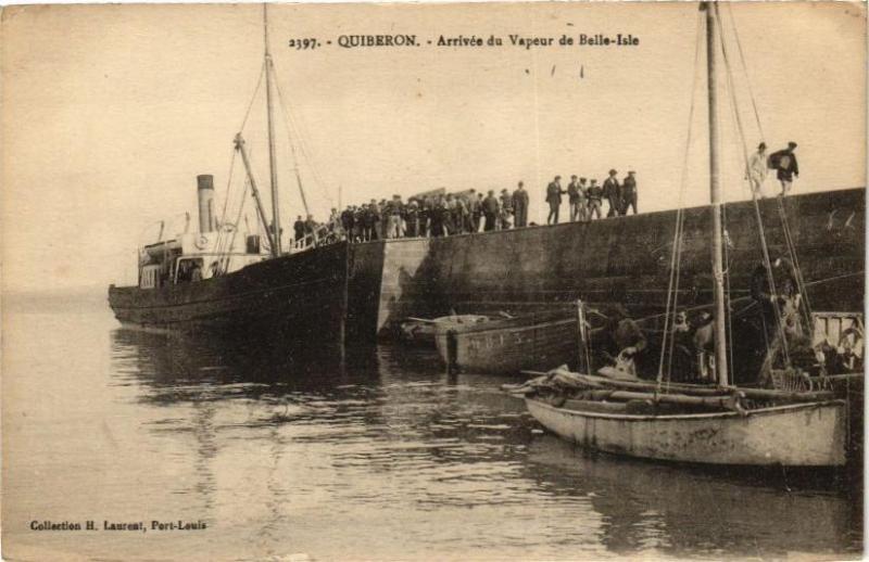 Carte postale ancienne Quiberon - Arrivée du Vapeur de Belle-Isle à Quiberon