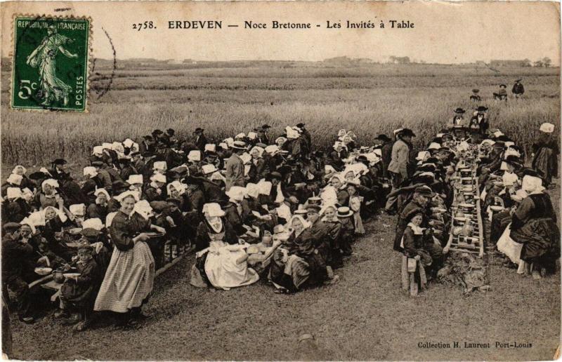Carte postale ancienne Erdeven - Noce Bretonne - Les Invites a Table à Erdeven