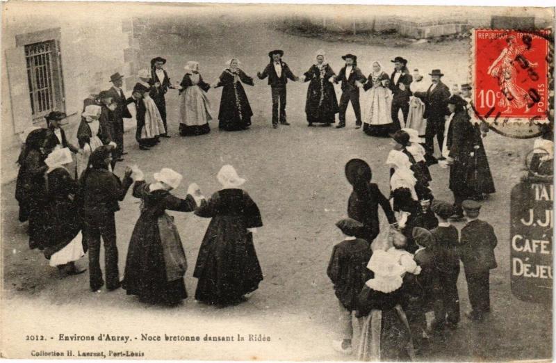 Carte postale ancienne Havirons d'Anray - Noce bretonne dansant la Ridée