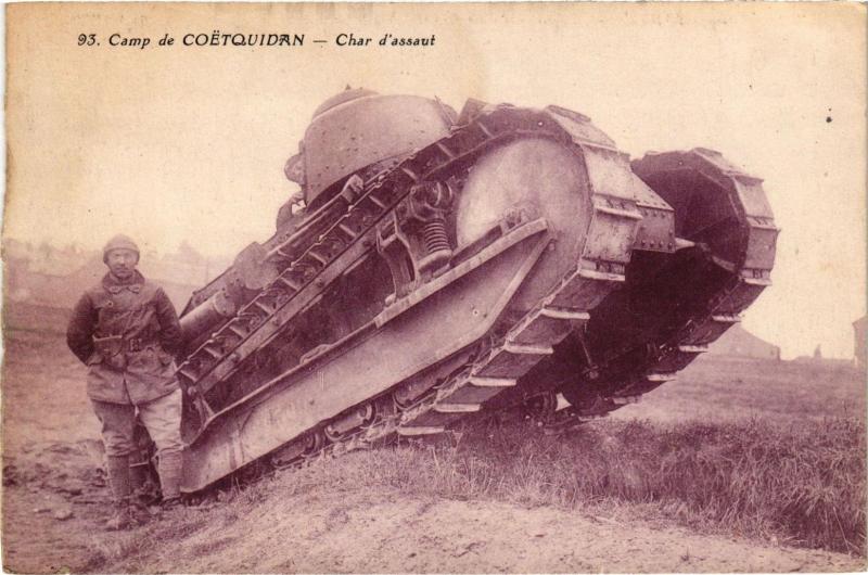 Carte postale ancienne Camp du Coetquidan - Char d'assaut