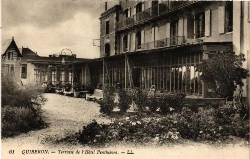 Carte postale ancienne Quiberon - Terrasse de l'Hotel Penthievre à Quiberon
