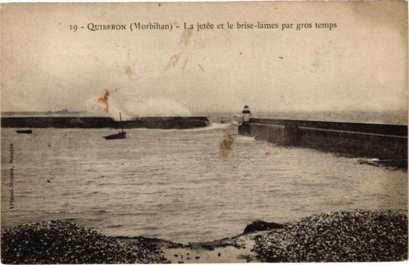 Carte postale ancienne Quiberon - La jetée et le brise-larnes par gros temps à Quiberon