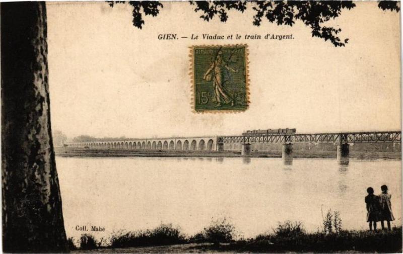 Carte postale ancienne Gien-Le Viaduc et le train d'Argent