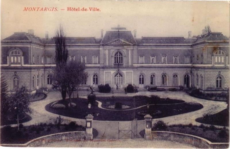 Carte postale ancienne Montargis-Hotel de Ville à Montargis
