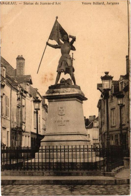 Carte postale ancienne Jargeau - Statue de Jeanne d'Arc à Jargeau