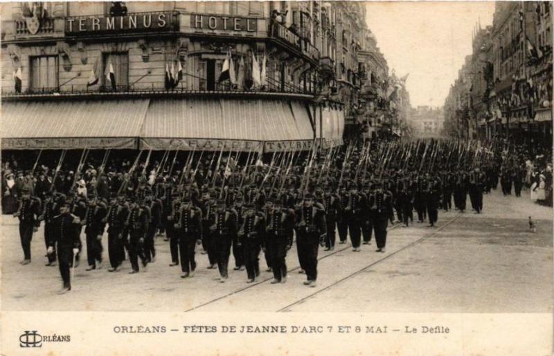 Carte postale ancienne Orleans - Les Fetes de Jeanne d'Arc 7 et 8 Mai - Le Defile à Orléans