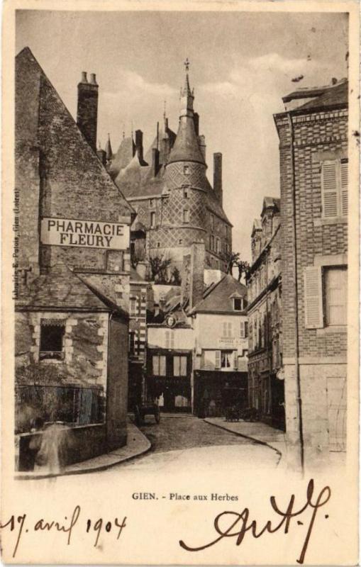 Carte postale ancienne Gien - Place aux Herbes à Gien