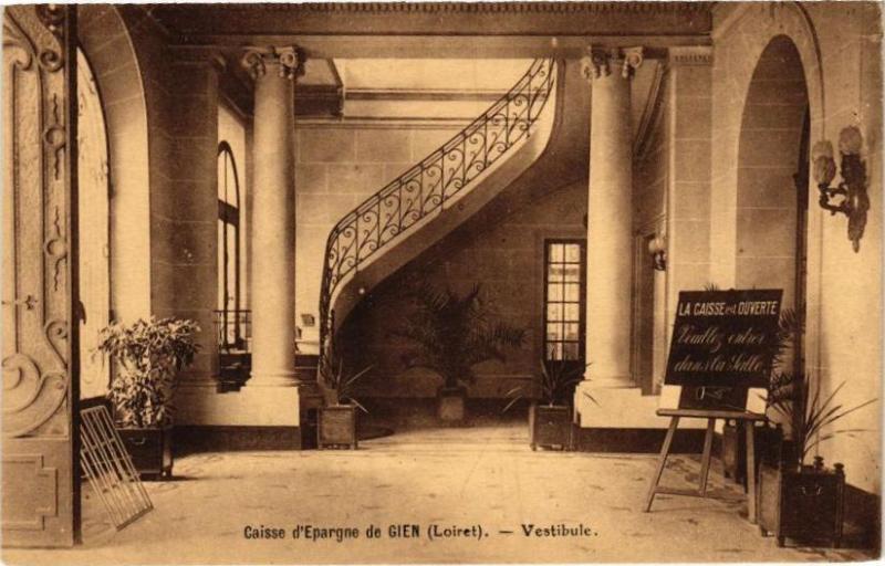 Carte postale ancienne Gien - Vestibule à Gien