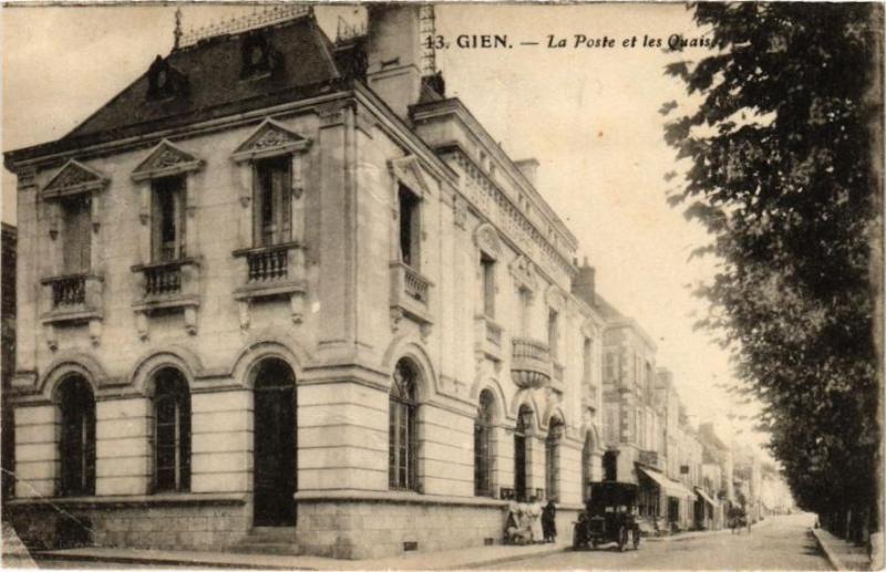 Carte postale ancienne Gien - La Poste et les Quais à Gien