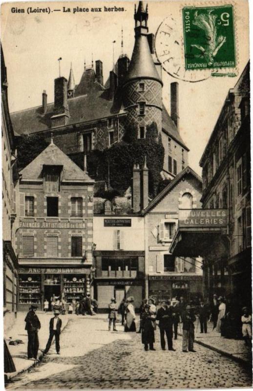 Carte postale ancienne Gien - La place aux herbes à Gien