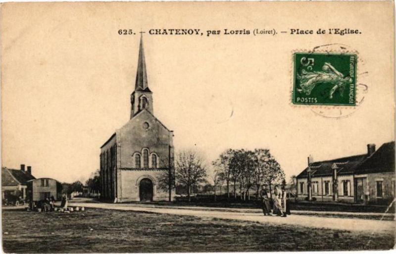 Carte postale ancienne Lorris - Place de l'Eglise à Lorris