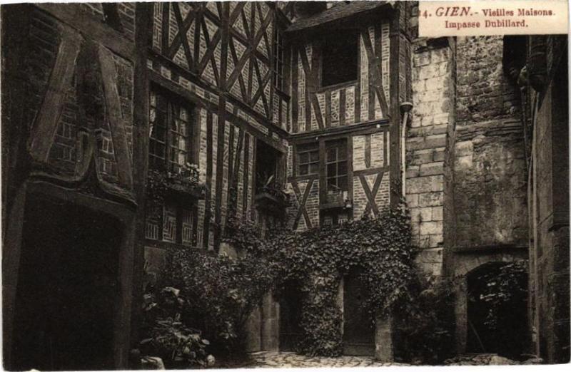 Carte postale ancienne Gien - Vieilles Maisons à Gien