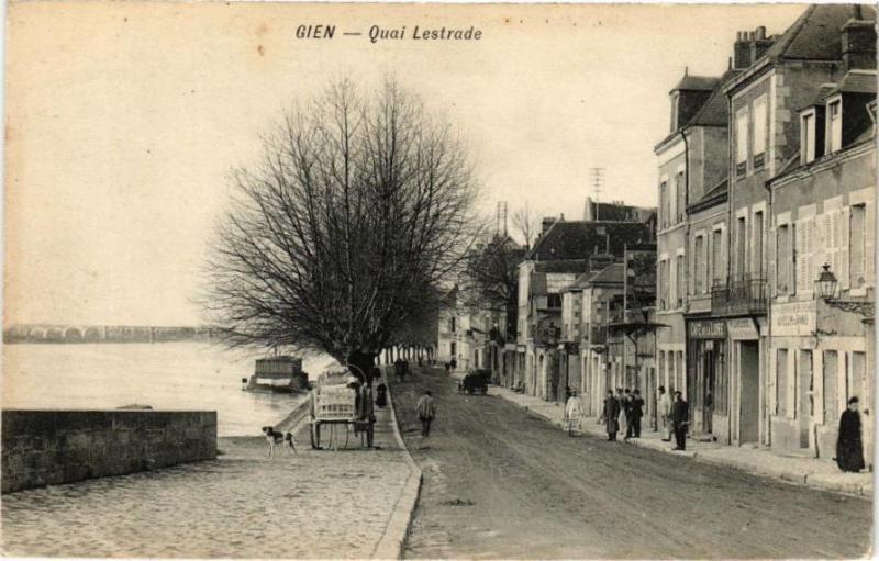 Carte postale ancienne Gien - Quai Lestrade à Gien