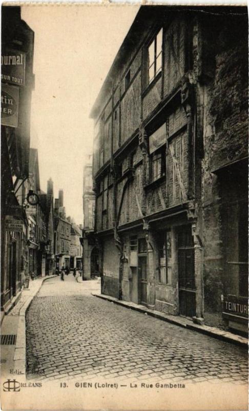 Carte postale ancienne Gien - La Rue Gambetta à Gien