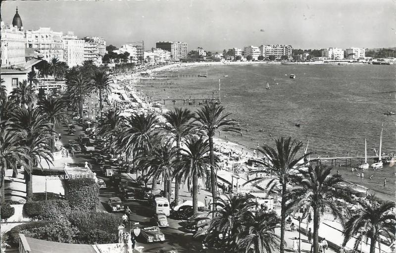 Carte postale ancienne Le Boulevard et la Plage de la Croisette à Cannes