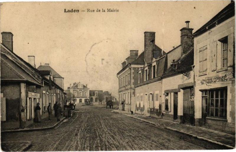 Carte postale ancienne Ladon - Rue de la Mairie à Ladon